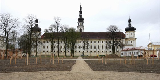 Bývalou konventní zahradu v areálu Vojenské nemocnice Olomouc v Klášterním Hradisku, která v klášteře sloužila ke shromažďování řeholníků, prochází obnovou od poloviny roku 2009.