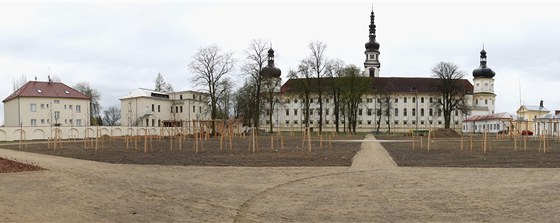 Bývalou konventní zahradu v areálu Vojenské nemocnice Olomouc v Klášterním Hradisku, která v klášteře sloužila ke shromážďování řeholníků, prochází obnovou od poloviny roku 2009.