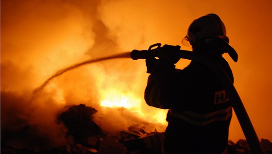K požáru dřevěného přístřešku pod mostem v Ostravě přijely ve čtvrtek večer dvě hasičské jednotky. Plameny uhasily během patnácti minut. (Ilustrační foto)