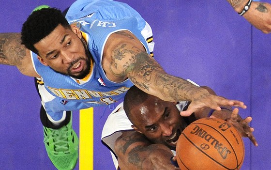Wilson Chandler z Denveru blokuje Kobeho Bryanta z LA Lakers.