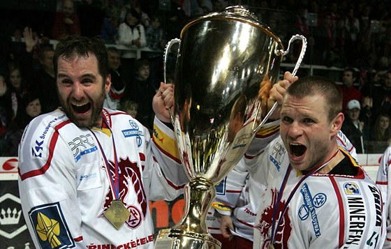 Tinecké oslavy titulu: kapitán Radek Bonk (vlevo) a Václav Varaa s pohárem pro vítze extraligy.