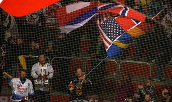 Atmosféra na stadionu v nmeckém Crimmitschau, djiti MS do 18 let.