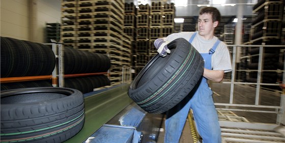 Největší český výrobce pneumatik omezil provoz. (Ilustrační snímek)