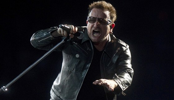 Takhle ádil frontman skupiny U2 na koncert v Brazílii.