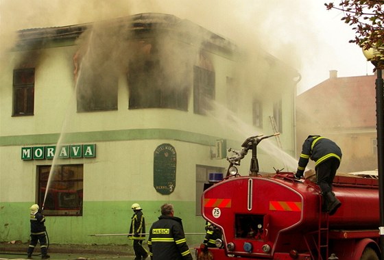 Hasii bojují s poárem hotelu v Moravské Tebové. (12. 4. 2011)