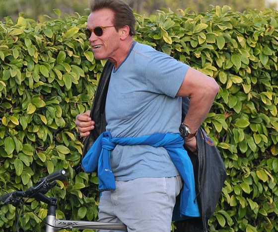 Arnold Schwarzenegger dneních dn: k aknímu hrdinovi u má daleko.
