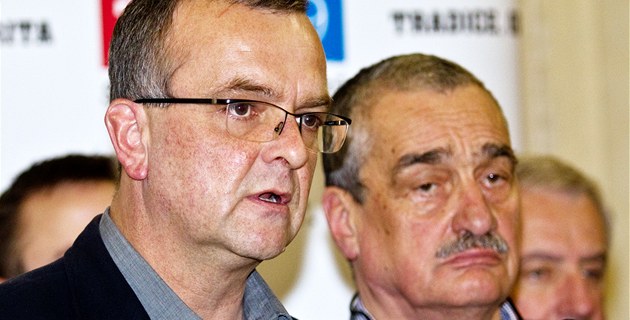 Miroslav Kalousek a Karel Schwarzenberg (9. dubna 2011)