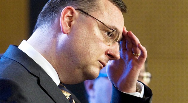 Premiér Petr Ne�as odnesl na Hrad demisi ministra Bárty, navrhl také odvolání ministr� Radka Johna a Josefa Dobe�e.