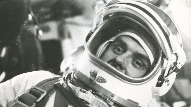Vladimir Komarov zem�el jako první kosmonaut p�i návratu z vesmíru