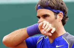 E BYCH PROHRÁL? Ano, stalo se. Roger Federer nael svého pemoitele v Monte Carlu u ve tvrtfinále. Pekvapiv se jím stal rakuan Jürgen Melzer.