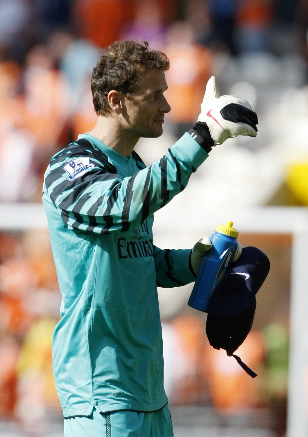 DÍKY! Jens Lehmann oce�uje po svém 200. utkání v dresu Arsenalu p�íze� fanou�k�.