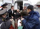 Záchranái odváejí enu zrannou pi výbuchu v minském metru. (11. dubna 2011)