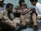Lékai v Benghází oetují jednoho z povstalc (11. dubna 2011)