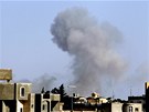 Nad Tripolisem stoupá oblak dýmu po náletu alianních letoun. (14. dubna 2011)