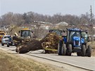 Traktory v Iow odváení stromy, které zniilo tornádo