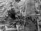 Poničená jaderná elektrárna v Černobylu na snímku z května 1986 