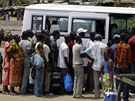 Obyvatelé Abidanu ekají v ad na autobus, který je odveze pry z metropole, kde se bojuje (11. dubna 2011)
