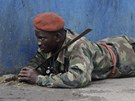 Voják vrný Alassanemu Ouattarovi v Abidanu (11. dubna 2011)