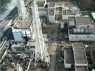 Snímek jaderné elektrárny Fukuima a poniených reaktor, jak je zachytil bezpilotní letoun (10. dubna 2011)