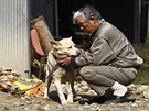 Kazuo iga se mazlí se svým psem Zonem ve mst Minami Soma, které leí uprosted evakuaní zóny u jaderné elektrárny Fukuima. tyiasedmdesátiletý mu evidentn úední naízení neuposlechl. (13. dubna 2011)