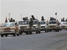Kolona aut libyjských rebel jede zejm na frontu (15. dubna 2011)