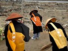 Buddhistití mnii se modlí v japonském znieném mst Natori. (11. dubna 2011)