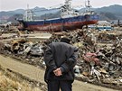 Pístav v japonské Kesennum msíc po niivé vln tsunami. (11. dubna 2011)