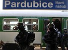 Pardubický pestup fanouk Baníku na vlak do Hradce Králové. (10. dubna 2011)