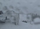 Sníh v lyaském areálu Medvdín u pindlerova Mlýna ped devátou hodinou ráno. (13. dubna 2011)