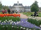 Zámek Pillnitz s rozkvetlou zahradou