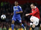 SNAJPR. Wayne Rooney z Manchesteru United pálí na branku Chelsea. 