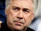 ZDUMIV POHLED. Trenr Carlo Ancelotti z Chelsea sleduje sv svence.