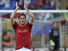 RADUJÍCÍ SE KAPITÁN. Francesco Totti se raduje z gólu, který práv vstelil.