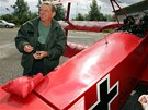 Na letecký den do Chebu pravideln pilétá z Hradce Králové trojploník Fokker Dr 1 Rudý baron pilotovaný Václavem Jirsákem (vlevo).