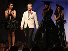 Modelky vítají na molu návrháe Pavla Jevulu na 33. roníku prestiní módní show Top Styl 2011 Luka Hanáka a jeho host ve velkém sále Domu kultury v Mohelnici na umpersku.