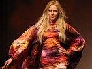 Modelka pedvádí kolekci návrháe Luka Hanáka s názvem For Her na 33. roníku jeho prestiní módní show Top Styl 2011 ve velkém sále Domu kultury v Mohelnici na umpersku.