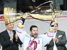 Tinecké oslavy titulu: kapitán Radek Bonk pebírá pohár pro vítze extraligy.