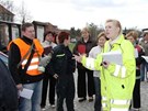 Místostarostka Chropyn Vra Sigmundová dává lidem instrukce k evakuaci obyvatel. (8. dubna 2011)