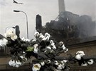 Saze z dýmu pokryly všechno v blízkosti vyhořelého areálu v Chropyni. (12. dubna 2011)