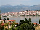 Kastoria zdáli budí dojem typického pímoského letoviska. Zdání ale klame. Voda je sladká a patí jezeru.