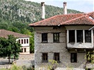 Kastorijské komíny pipomínají stn nad koráby obydlí.