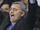 HÉÉÉJ! José Mourinho, trenér Realu Madrid, udílí svým svencm pokyny na stadionu Tottenhamu.
