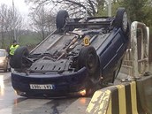 idika najela na svodidlo a pevrtila auto na stechu.