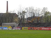 Bourn starch tribun na fotbalovm stadionu ve truncovch sadech v Plzni