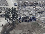Japonci si na kopeku Hiyori Yama v prefektue Mijagi pipomnaj minutou ticha obti beznovho tsunami (11. dubna 2011)