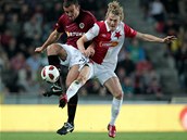 TVRD� SOUBOJ. O m�� bojuj� spar�ansk� stoper Erich Brabec (vlevo) a sl�vistick� �to�n�k Milan �ern�.