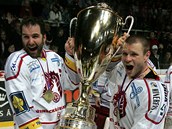 Třinecké oslavy titulu: kapitán Radek Bonk (vlevo) a Václav Varaďa s pohárem pro vítěze extraligy.