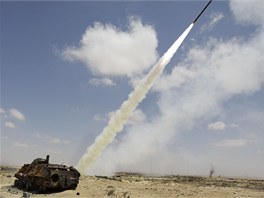 Rebelov odpaluj rakety u msta Adedbj (9.dubna 2011)