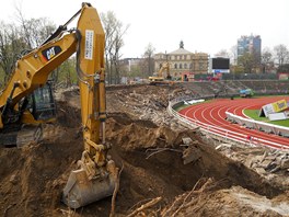 Bourn starch tribun na fotbalovm stadionu ve truncovch sadech v Plzni