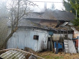 V lokalitě Česká Cikánka ve Svratce na Vysočině hořel neobydlený dům. V jeho podkroví hasiči našli ohořelé lidské tělo.